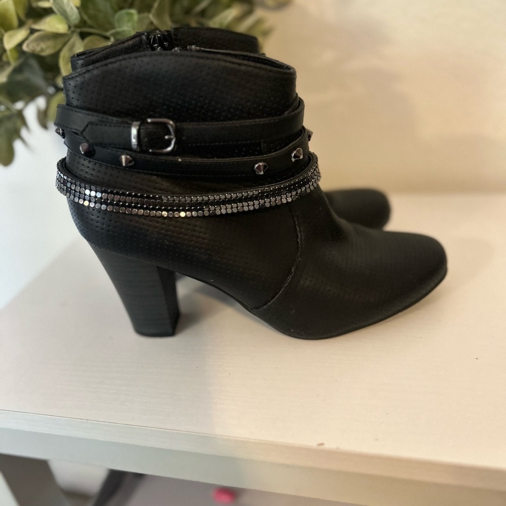 Jennifer Lopez 6 1/2 Black Ankle Boots Woth silver Embelishments